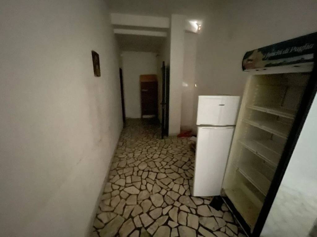 negozio in vendita a Bari in zona Mungivacca