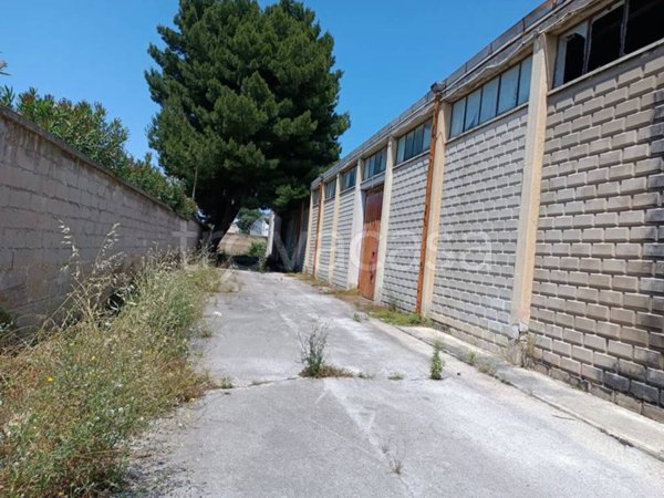 locale commerciale in vendita a Bari in zona Stanic