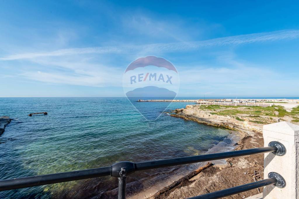 negozio in vendita a Bari in zona Torre a Mare