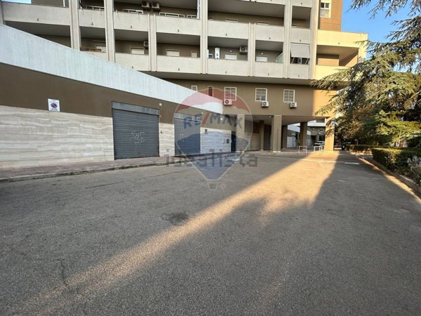 locale commerciale in vendita a Bari in zona Poggiofranco