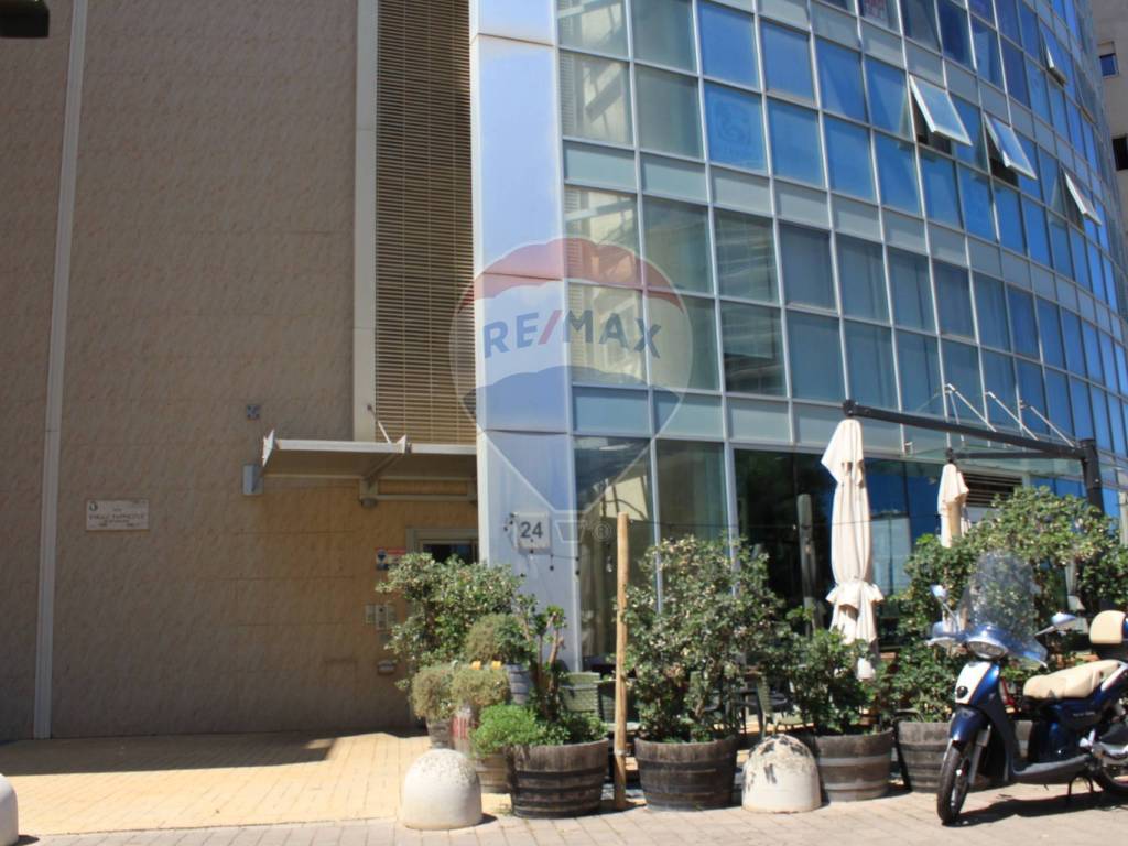 ufficio in vendita a Bari in zona Picone
