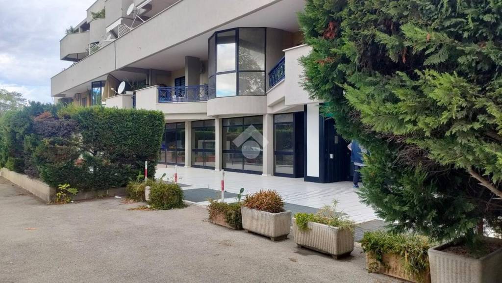 negozio in vendita a Bari in zona Torre a Mare