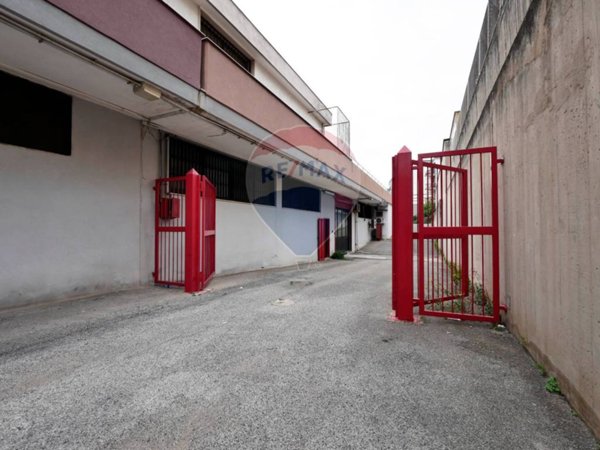 negozio in vendita a Bari in zona Stanic