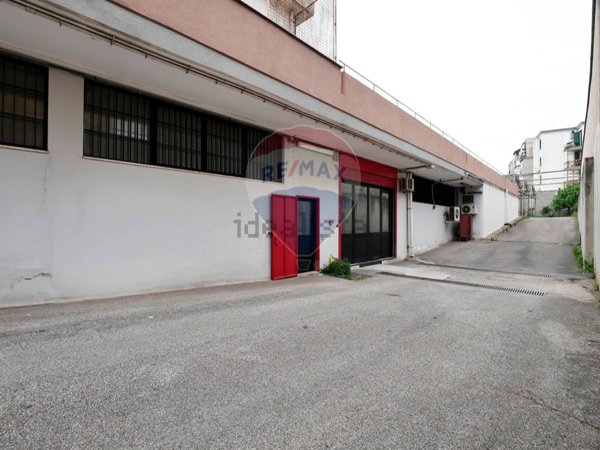 locale commerciale in vendita a Bari in zona Stanic