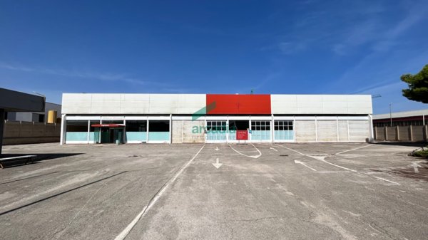 capannone in vendita a Bari in zona Zona Industriale