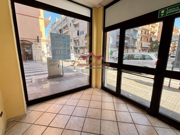 negozio in vendita a Bari in zona Carrassi