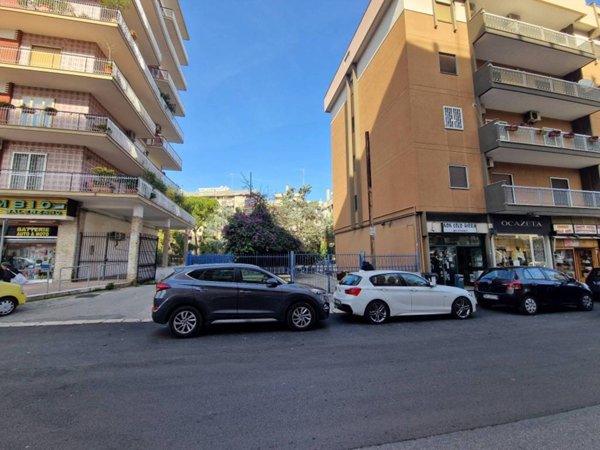 locale commerciale in vendita a Bari in zona Picone