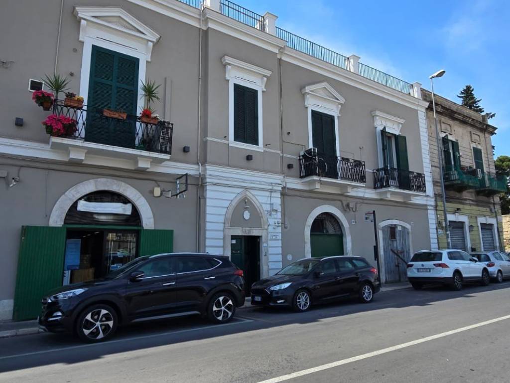 negozio in vendita a Bari in zona Mungivacca