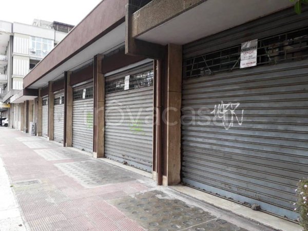 negozio in vendita a Bari in zona Picone
