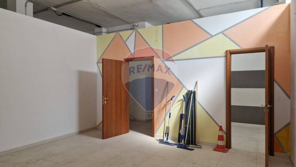 negozio in vendita a Bari in zona Mungivacca