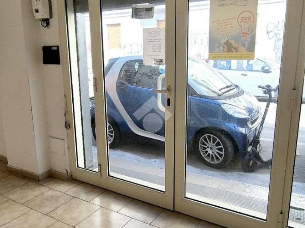 negozio in vendita a Bari in zona Carrassi