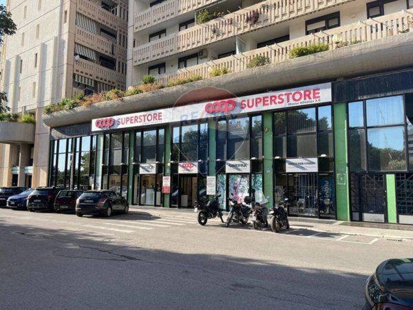 negozio in vendita a Bari in zona Picone