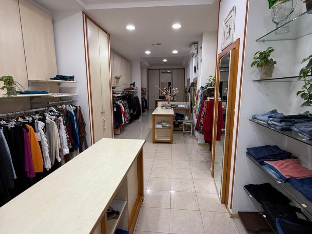 negozio in vendita a Bari in zona Murat