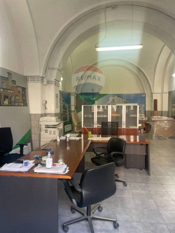 locale commerciale in vendita a Bari in zona Carbonara