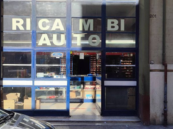 locale commerciale in vendita a Bari in zona Libertà