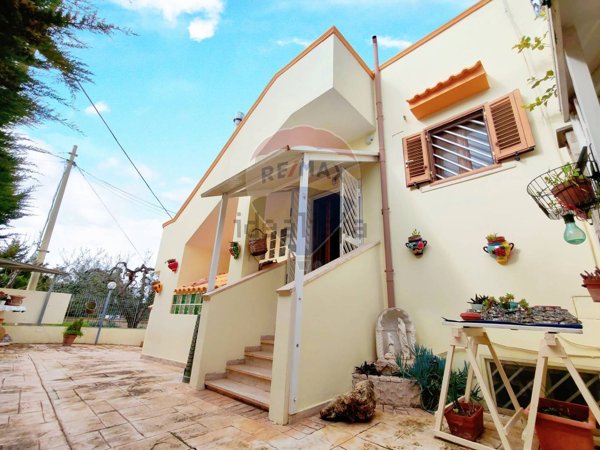 casa indipendente in vendita a Bari in zona Torre a Mare