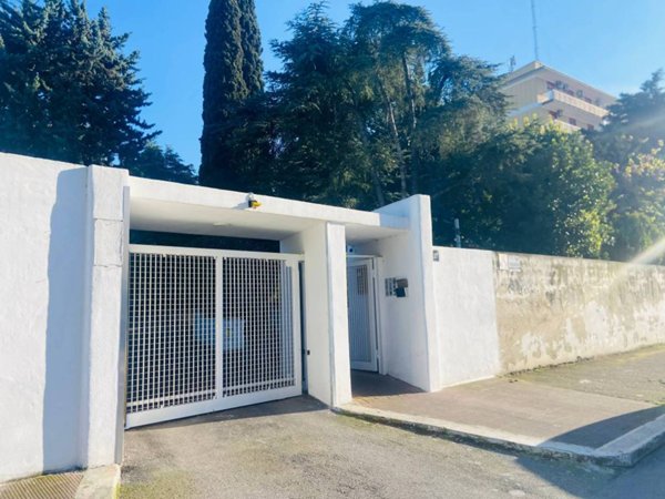 locale commerciale in vendita a Bari in zona Carrassi