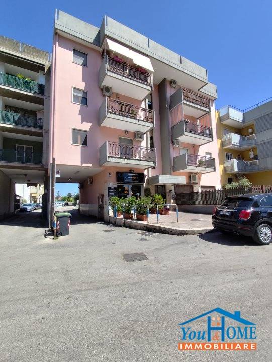 negozio in vendita a Bari in zona Carbonara