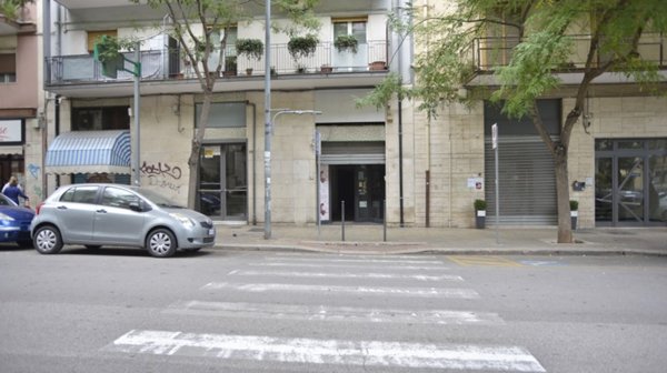 negozio in vendita a Bari in zona Picone