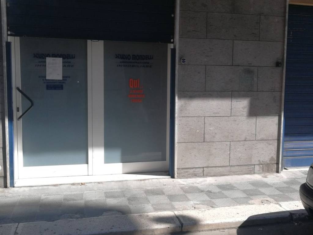 negozio in vendita a Bari in zona Carrassi