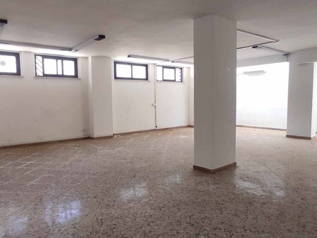 negozio in vendita a Bari in zona Loseto