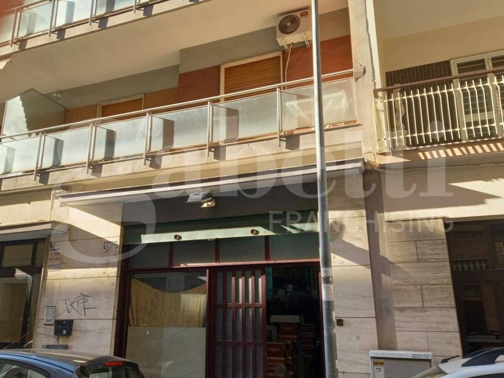 negozio in vendita a Bari in zona Picone