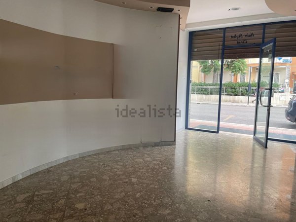 locale commerciale in vendita a Bari in zona Poggiofranco