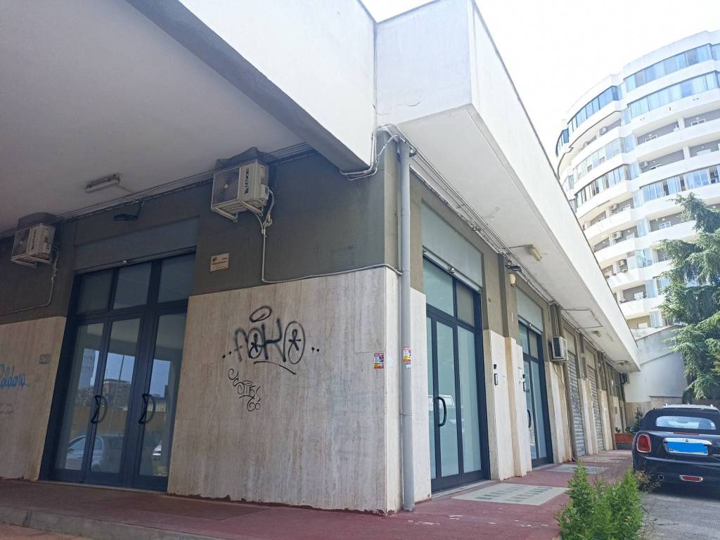 negozio in vendita a Bari in zona Poggiofranco