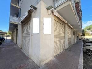negozio in vendita a Bari in zona Stanic