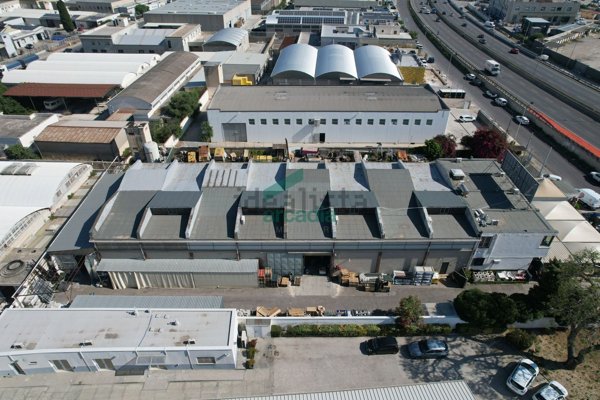 capannone in vendita a Bari in zona Zona Industriale