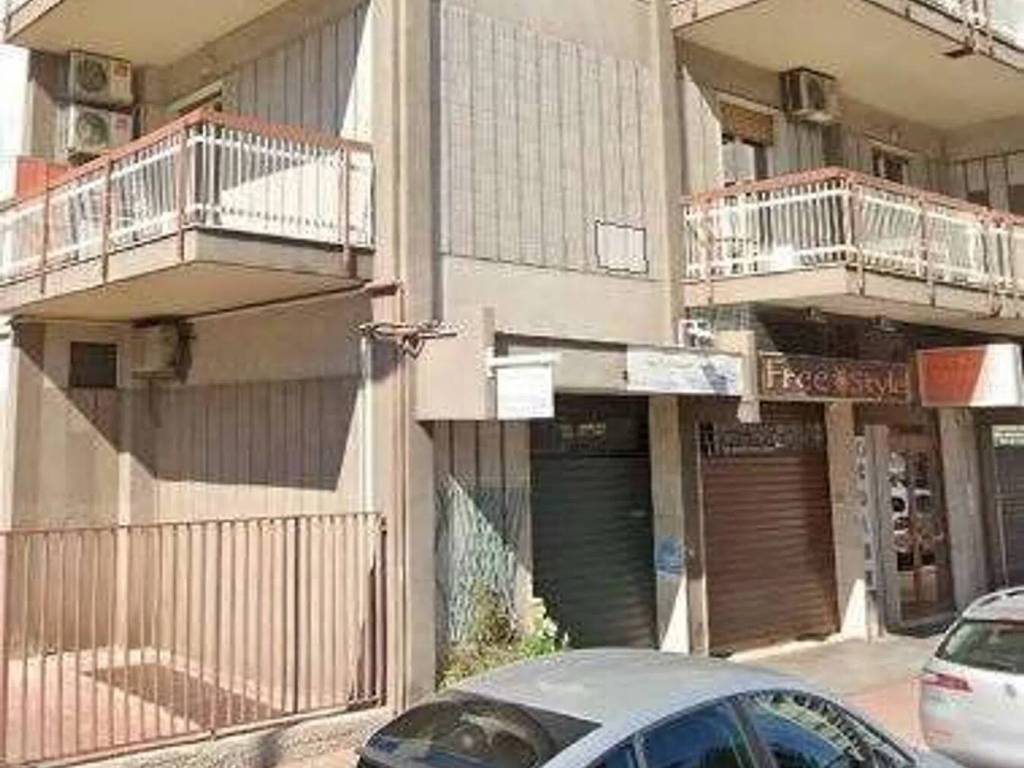 negozio in vendita a Bari in zona Mungivacca