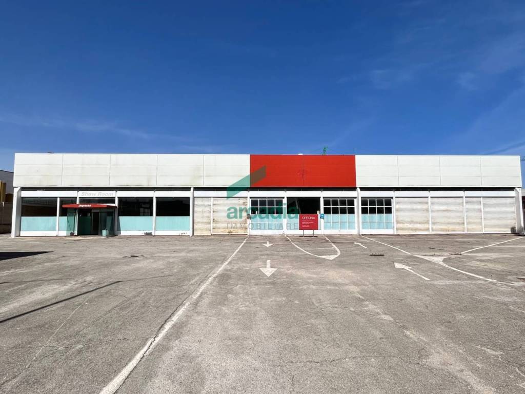 capannone in vendita a Bari in zona San Paolo