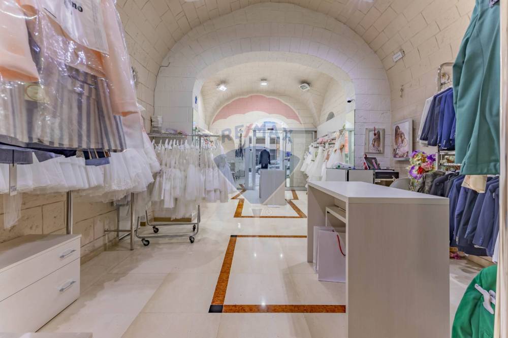 locale commerciale in vendita a Bari in zona Libertà