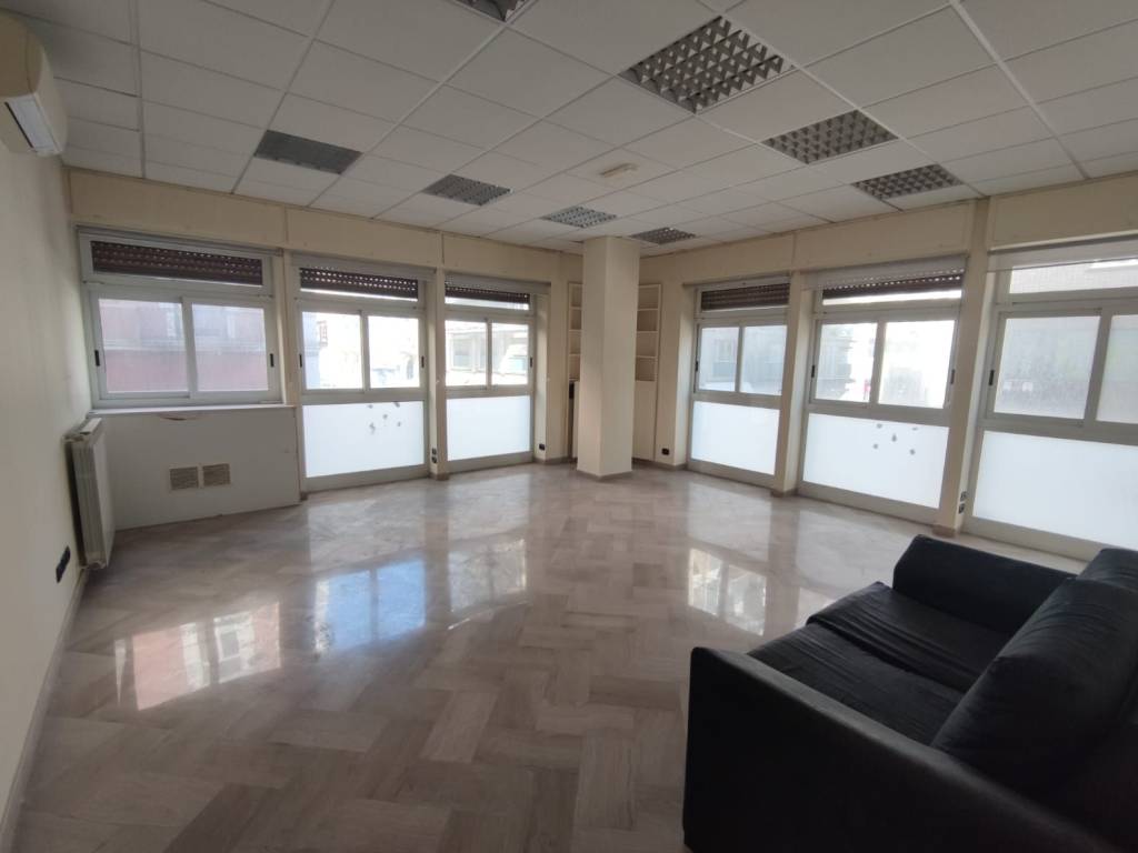 ufficio in vendita a Bari in zona Murat