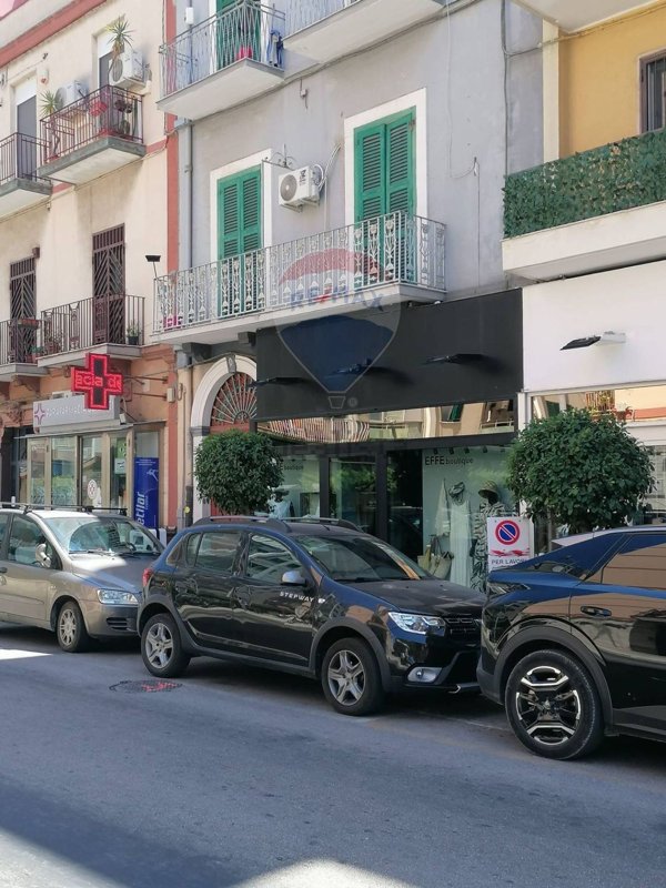 locale commerciale in vendita a Bari in zona Picone