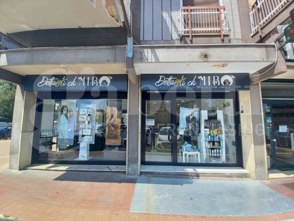 negozio in vendita a Bari in zona Picone