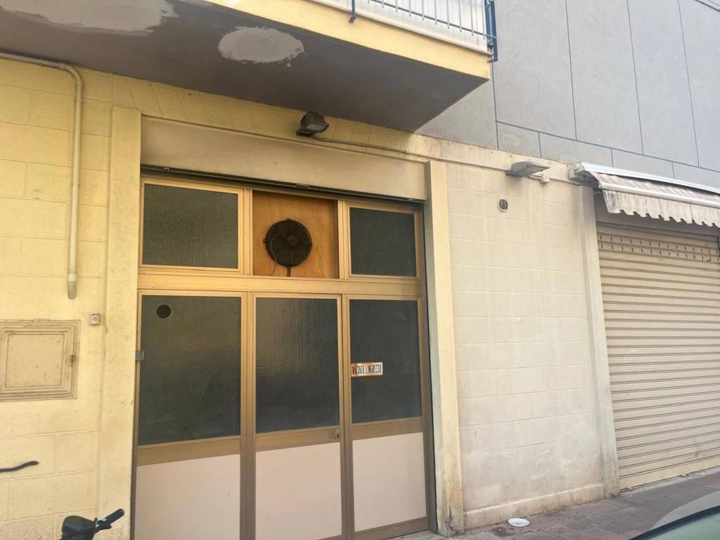negozio in vendita a Bari in zona Stanic