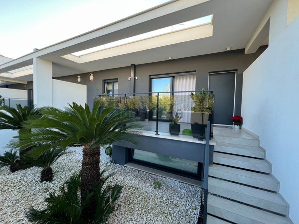 casa indipendente in vendita a Bari in zona Poggiofranco