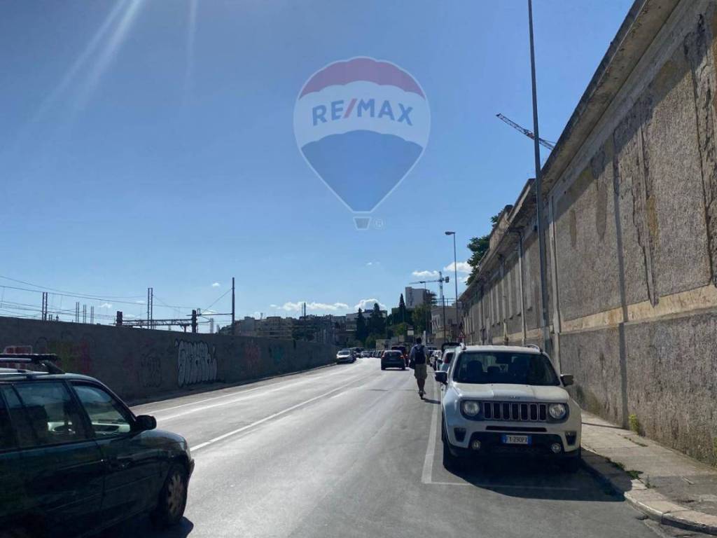 negozio in vendita a Bari in zona Picone