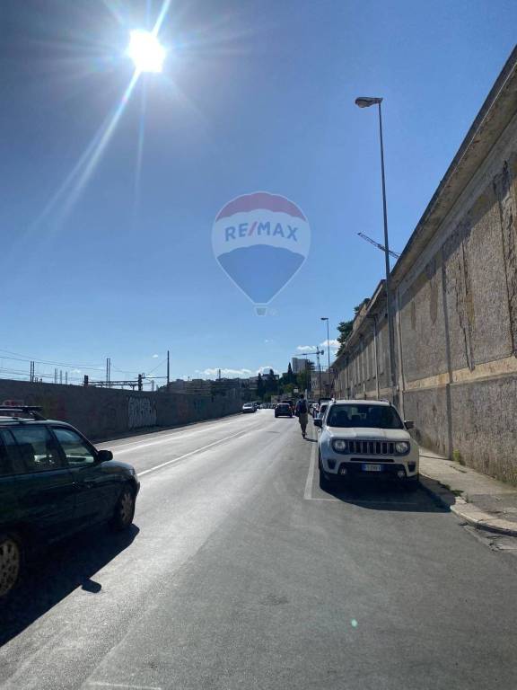 negozio in vendita a Bari in zona Picone