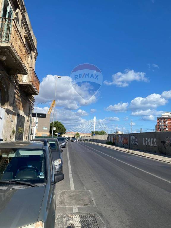 negozio in vendita a Bari in zona Picone