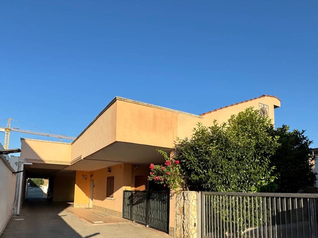casa indipendente in vendita a Bari in zona Carbonara