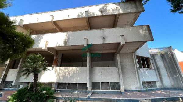 negozio in vendita a Bari in zona Zona Industriale