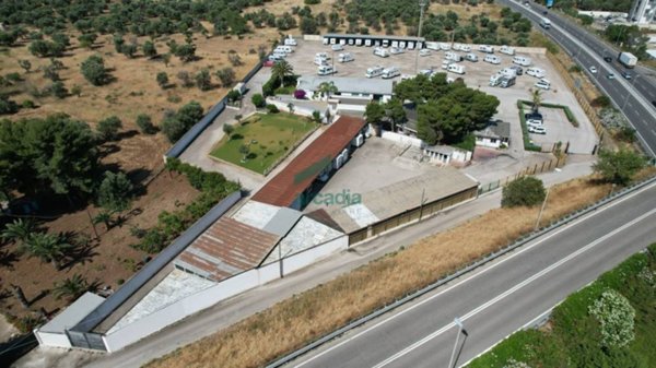 locale commerciale in vendita a Bari in zona Japigia