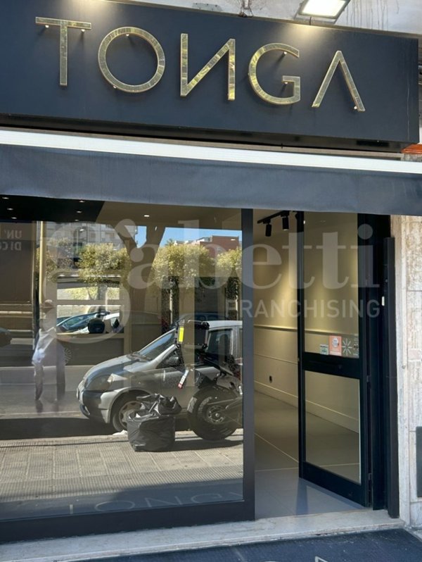 negozio in vendita a Bari in zona Picone