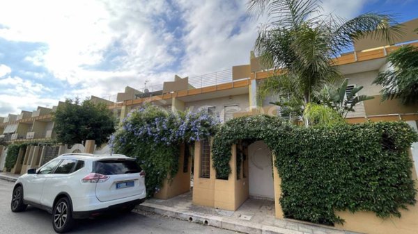 casa indipendente in vendita a Bari in zona Torre a Mare