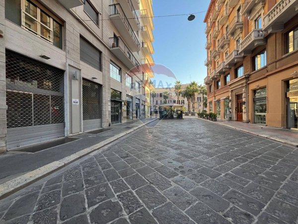 locale commerciale in vendita a Bari in zona Murat