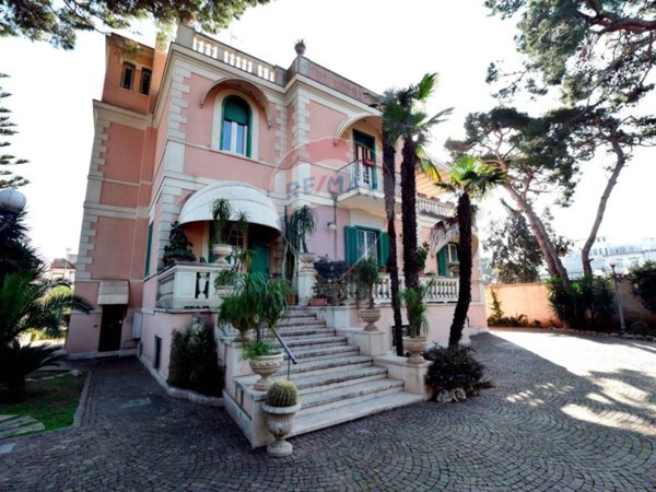 negozio in vendita a Bari in zona Carbonara