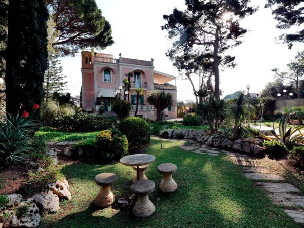 intera palazzina in vendita a Bari in zona Ceglie del Campo