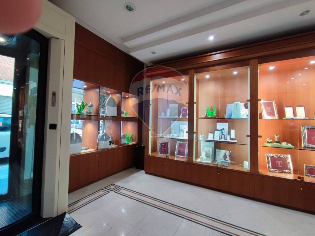 negozio in vendita a Bari in zona San Pasquale